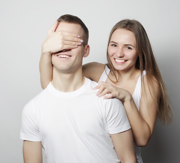 Giovane donna che chiude gli occhi del suo ragazzo.