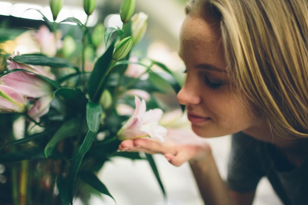 Giovane donna che compra fiori in un garden center.