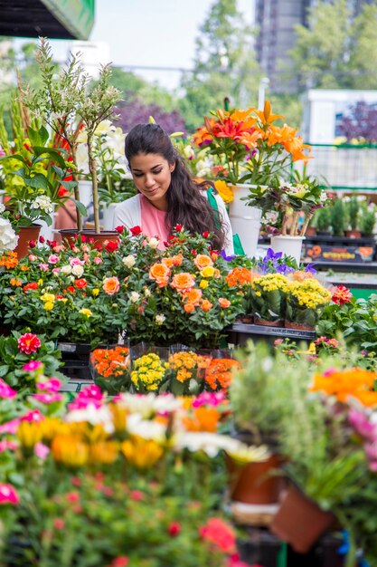 Giovane donna che compra fiori