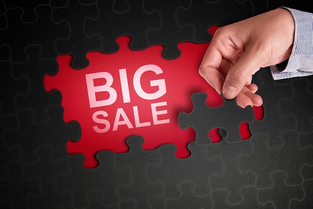 Giovane donna che compra online il Black Friday