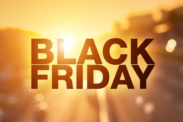 Giovane donna che compra online il Black Friday