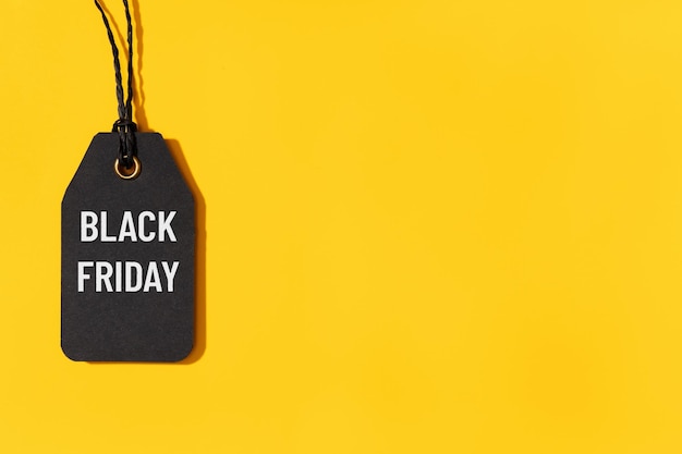 Giovane donna che compra online il Black Friday