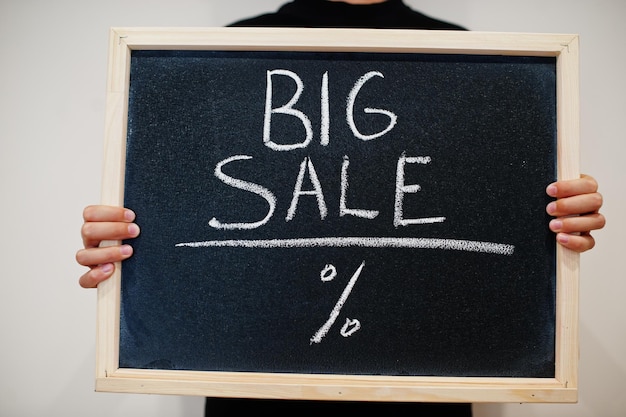Giovane donna che compra online il Black Friday
