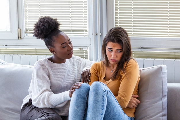 Giovane donna che consola la sua amica a casa