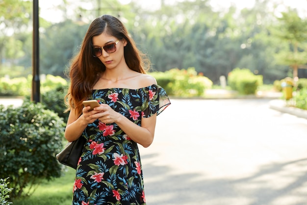 Giovane donna che controlla il suo telefono