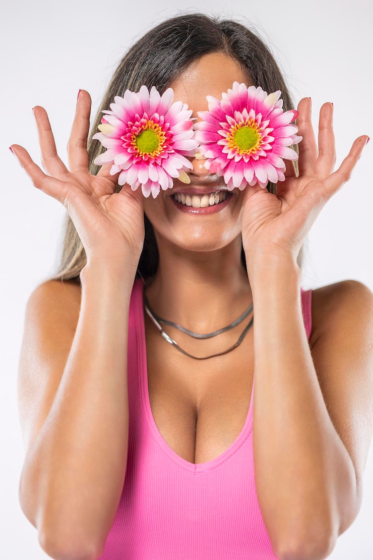 Foto giovane donna che copre gli occhi con fiori