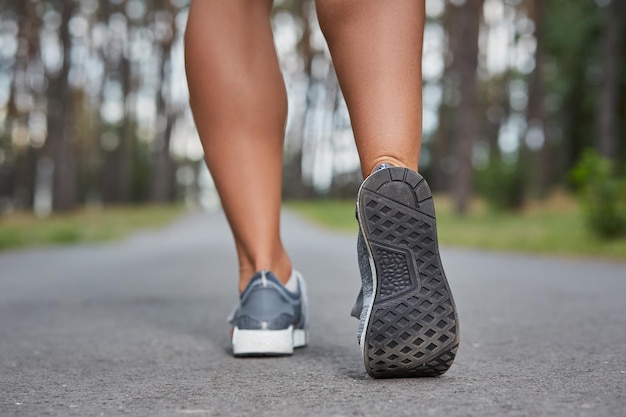 Giovane donna che corre all'aperto in un parco cittadino