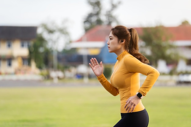 Giovane donna che corre nel parco al mattino presto