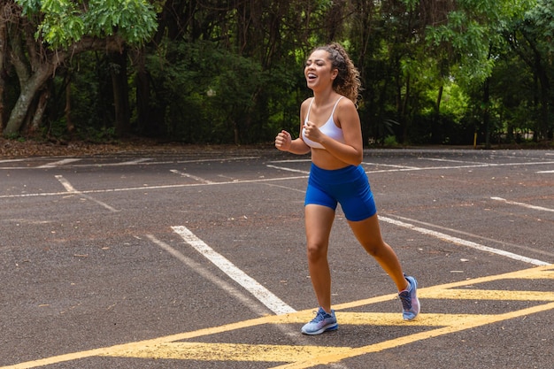 Giovane donna che corre per strada