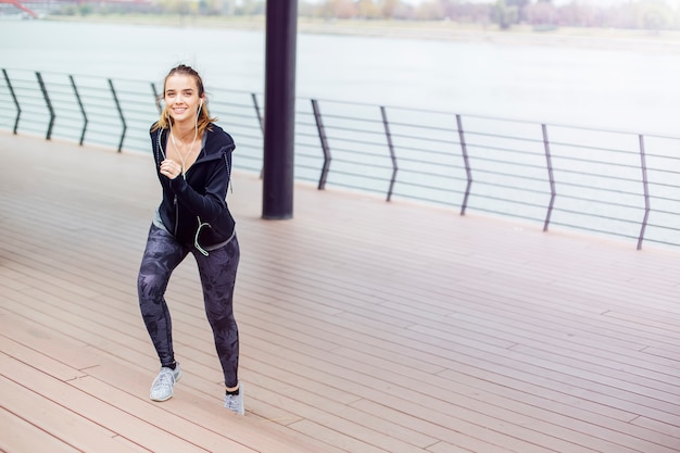 Giovane donna che corre sulle scale e che ascolta la musica