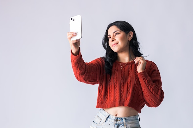 giovane donna che crea contenuti per i suoi social network con il suo dispositivo mobile. Colombiano attraente