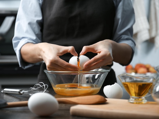 Giovane donna che cucina in primo piano della cucina