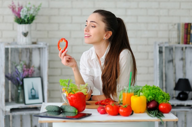 Giovane Donna Che Cucina Insalata Di Verdure Sana