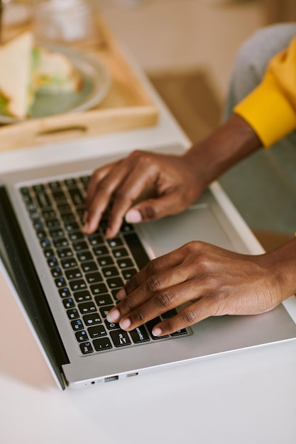 Giovane donna che digita sul computer portatile