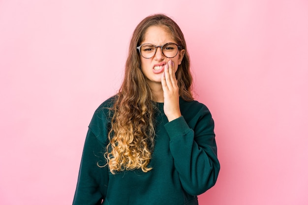 Giovane donna che esprime emozioni isolate