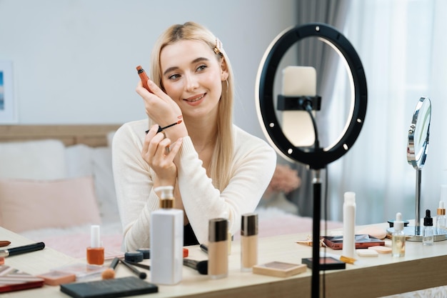 Giovane donna che fa bellezza e cosmetici tutorial video Blithe