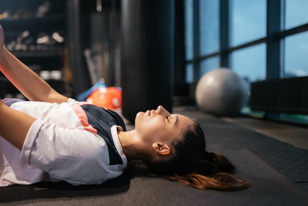 Giovane donna che fa esercizi in palestra