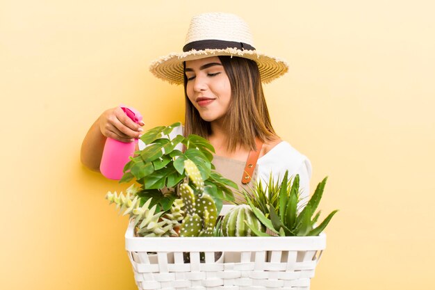 Giovane donna che fa il giardinaggio con le piante