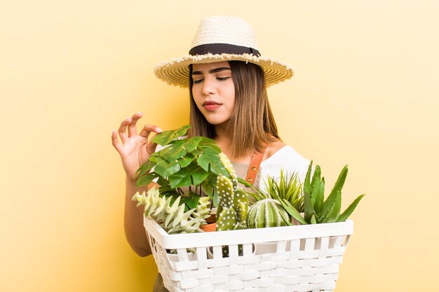 Giovane donna che fa il giardinaggio con le piante