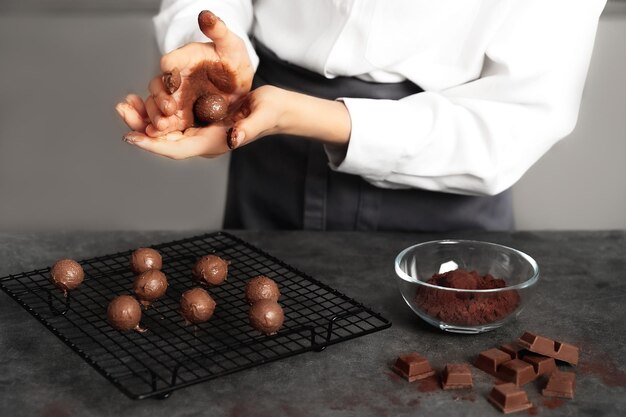 Giovane donna che fa il tartufo di cioccolato