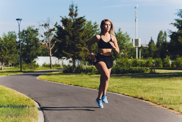 giovane donna che fa jogging nel parco in estate