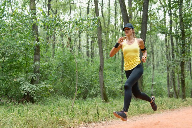 Giovane donna che fa jogging