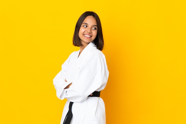 Giovane donna che fa karate isolato