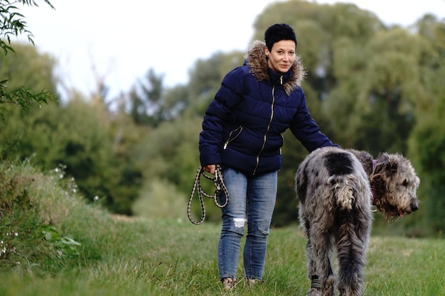Giovane donna che fa passeggiare il cane