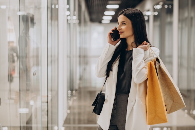 Giovane donna che fa shopping al centro commerciale