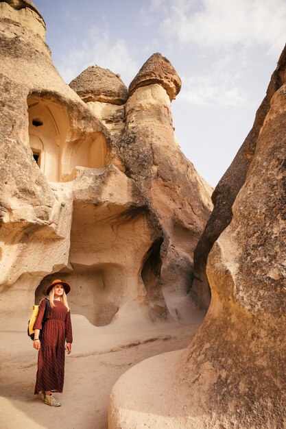 Giovane donna che fa un'escursione e che gode del paesaggio della montagna in Cappadocia