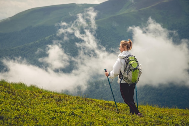 Giovane donna che fa un'escursione in montagna