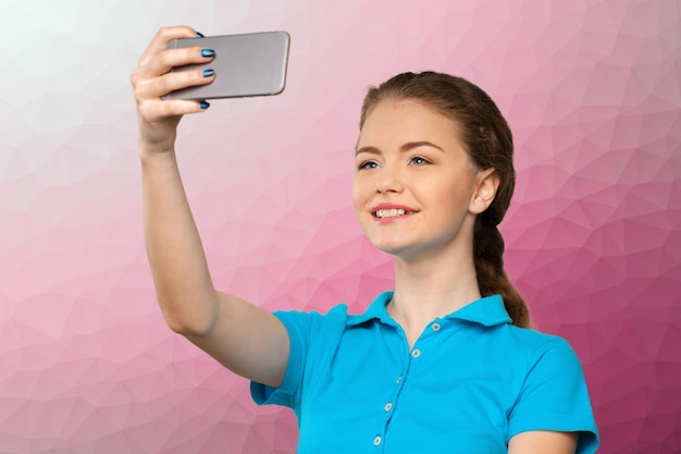 Giovane donna che fa un selfie