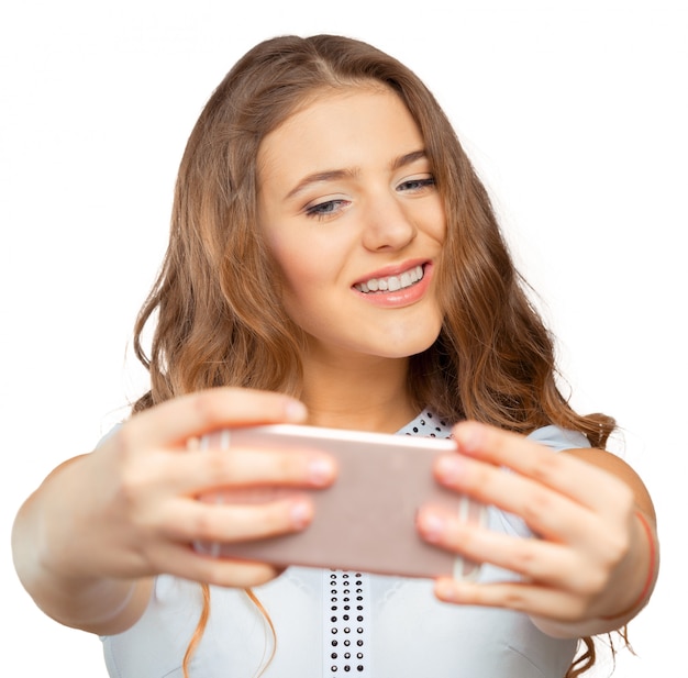 Giovane donna che fa un selfie