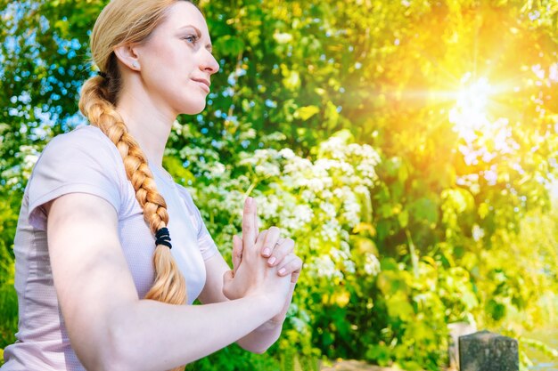 Giovane donna che fa yoga asana nel parco ragazza che allunga esercizio in posizione yoga