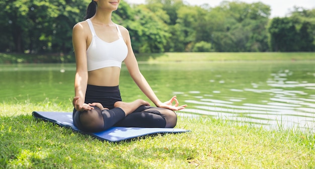 Giovane donna che fa yoga in giardino