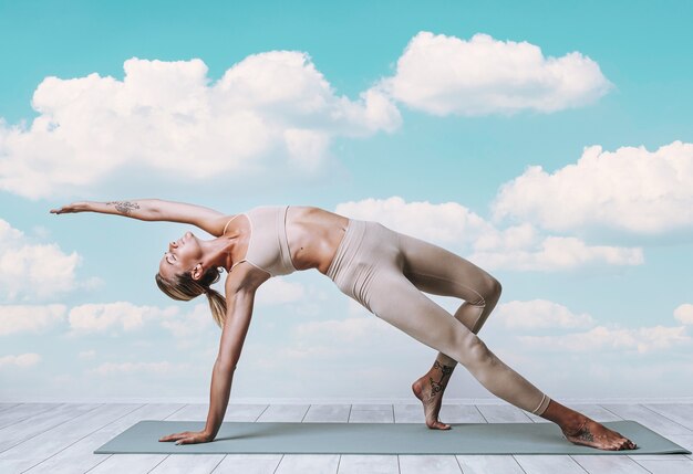 Giovane donna che fa yoga in natura. La felicità delle donne salute e tranquillità.