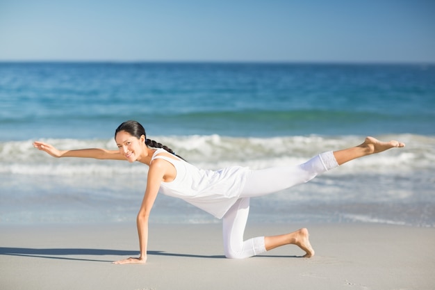 Giovane donna che fa yoga