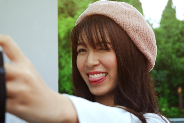 Giovane donna che fotografa con la telecamera