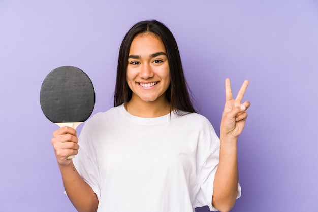 Giovane donna che gioca a ping pong