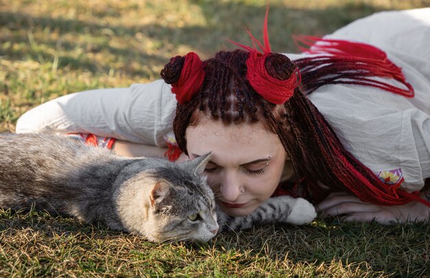 Giovane donna che gioca con il gatto