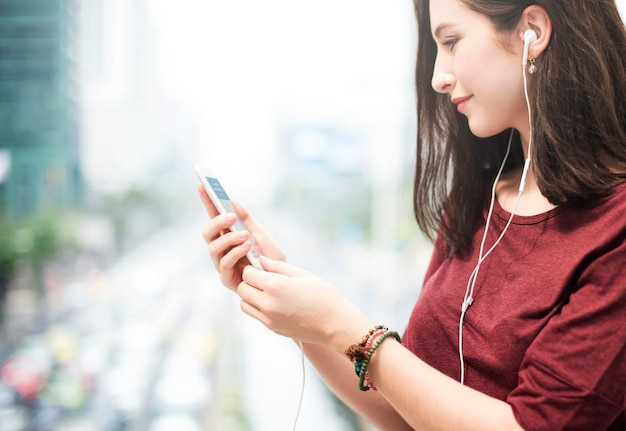 Giovane donna che gioca sul suo telefono