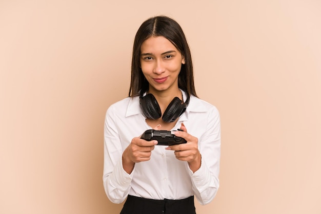 Giovane donna che gioca un videogioco con un controller di gioco isolato