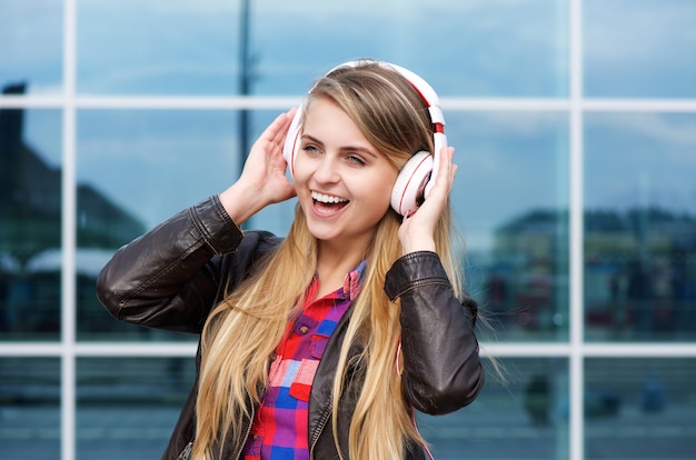 Giovane donna che gode della musica in cuffia