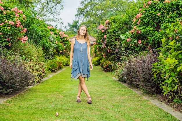 Giovane donna che gode di un bellissimo giardino fiorito