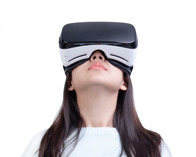 Giovane donna che guarda con l'esperienza di realtà virtuale isolata su fondo bianco con il percorso di ritaglio.