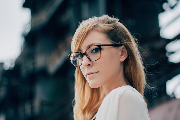 Foto giovane donna che guarda da un'altra parte
