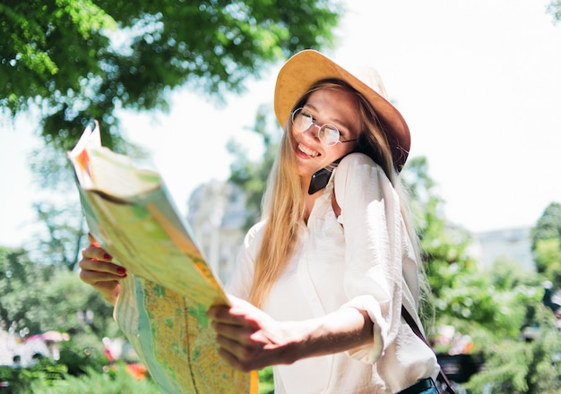 Giovane donna che guarda la mappa della città