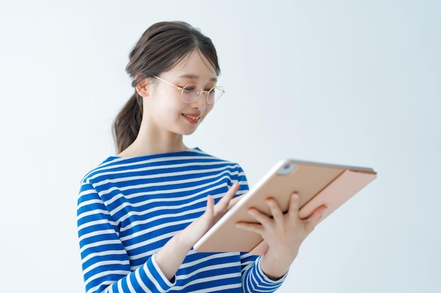 Giovane donna che guarda lo schermo di un tablet PC