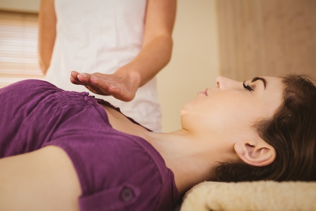 Giovane donna che ha un trattamento di reiki