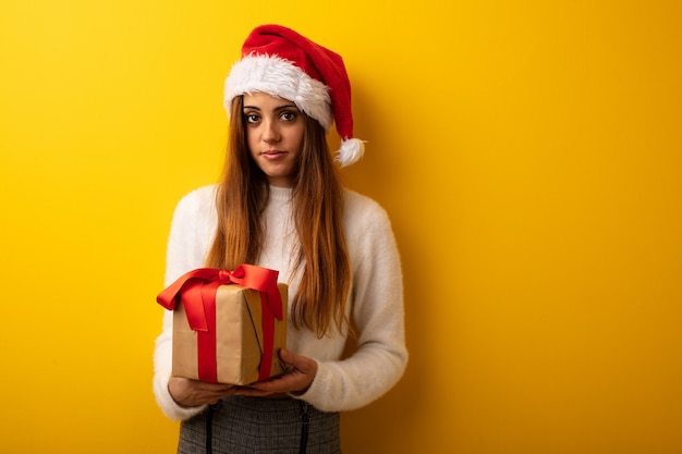 Giovane donna che indossa cappello santa celebrando il giorno di Natale